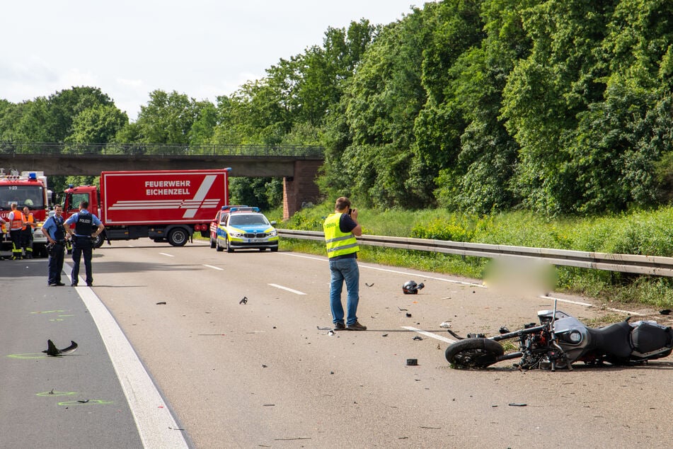 Ein Motorrad liegt nach einem Unfall auf der A7. Auf der Autobahn 7 war der Fahrer der Maschine auf einen Lastwagen aufgefahren und dabei tödlich verunglückt.
