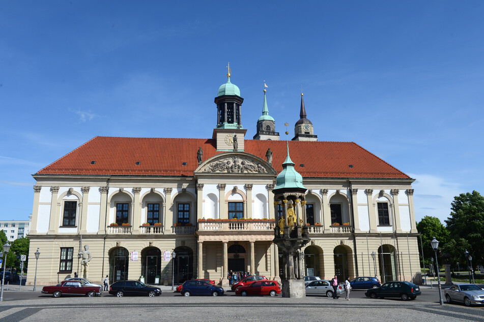 Eine vermeintliche Staatsanwältin traf sich am Alten Markt mit einer Rentnerin, um sie um mehrere Tausend Euro zu betrügen. (Symbolbild)