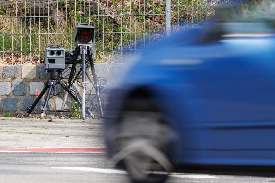 Die Polizei kontrollierte am gestrigen Mittwoch im Landkreis Zwickau zahlreiche Autos. Einige Autofahrer tappten in die Radarfalle und müssen nun tief in die Tasche greifen. (Symbolbild)