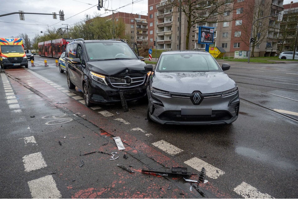 Aus bislang unbekannter Ursache krachten am Montagmittag ein Kleinbus und ein Renault ineinander.