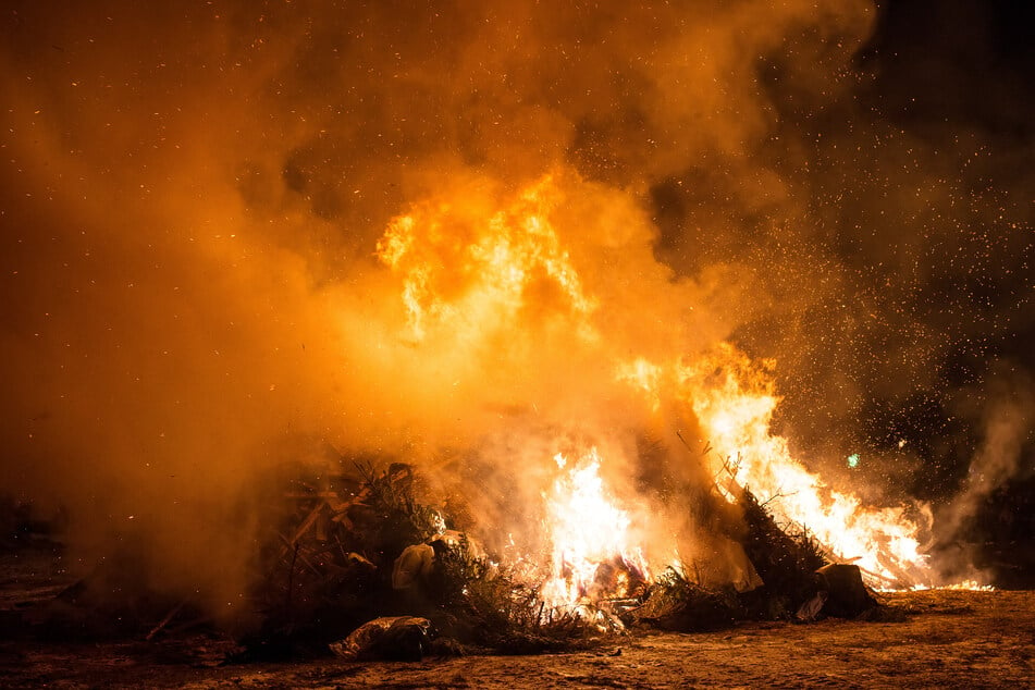 Das Feuer, das zu einer Explosion führte, brach am gestrigen Donnerstag in England aus. (Symbolbild)