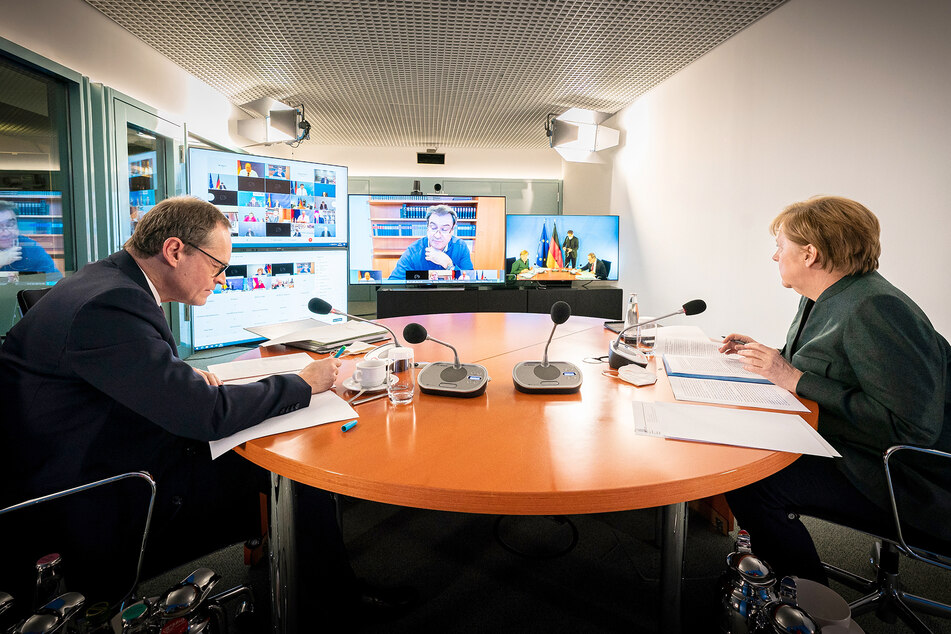 Bundeskanzlerin Angela Merkel (66, CDU) und Michael Müller (56, SPD), Regierender Bürgermeister von Berlin, sitzen im Bundeskanzleramt gemeinsam bei der Videokonferenz mit den Ministerpräsidenten der Länder zur Corona-Situation.