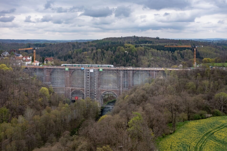 Ein Riesengerüst ziert die Elstertalbrücke noch bis 2025. Immerhin sind die Bauarbeiten an den Gleisen im September abgeschlossen.