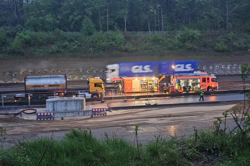 Nach einem Unfall hat ein Lastwagen Diesel verloren. Wegen der Reinigungsarbeiten staute es sich auf der A7 extrem.