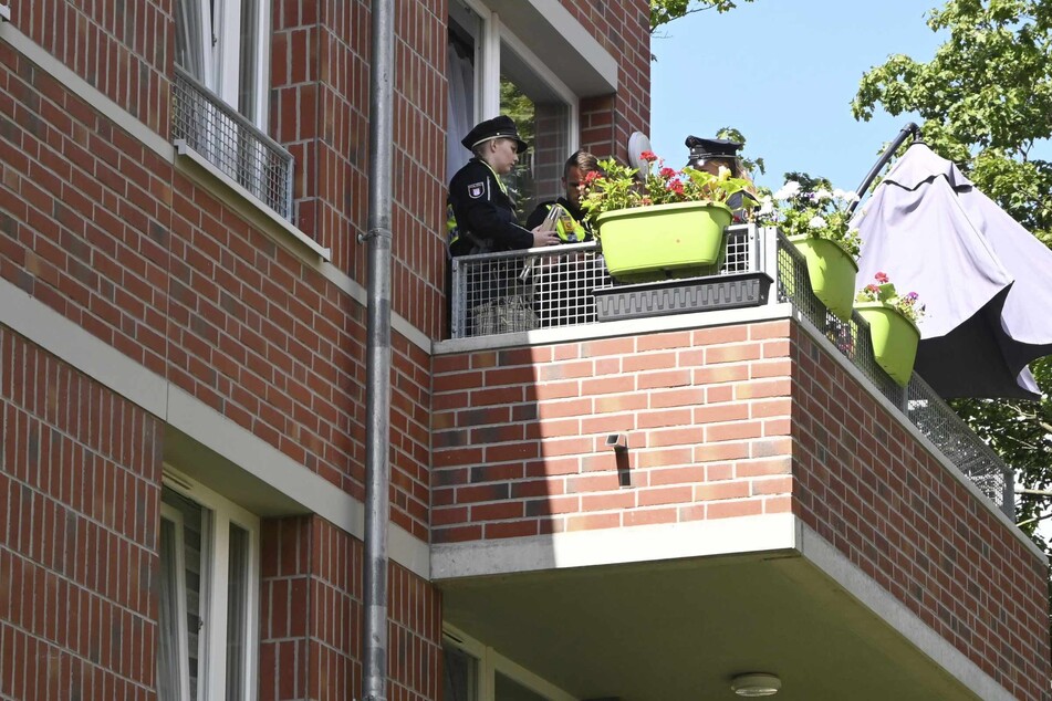 Die Polizei ermittelt nach dem Sturz vom Balkon.