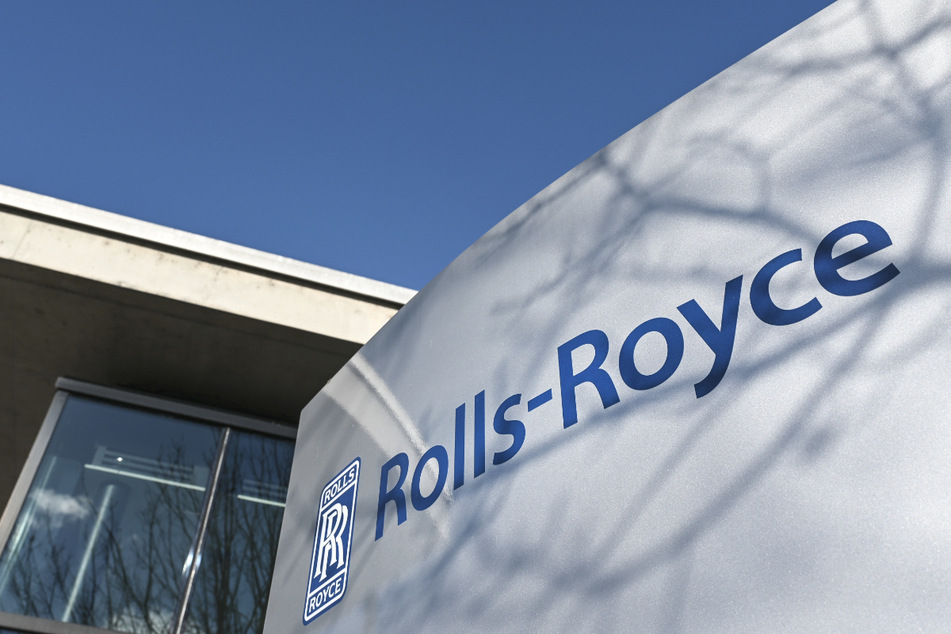Eine Stele mit der Aufschrift Rolls-Royce samt Logo steht vor dem Eingang des Werks 1 in Friedrichshafen.