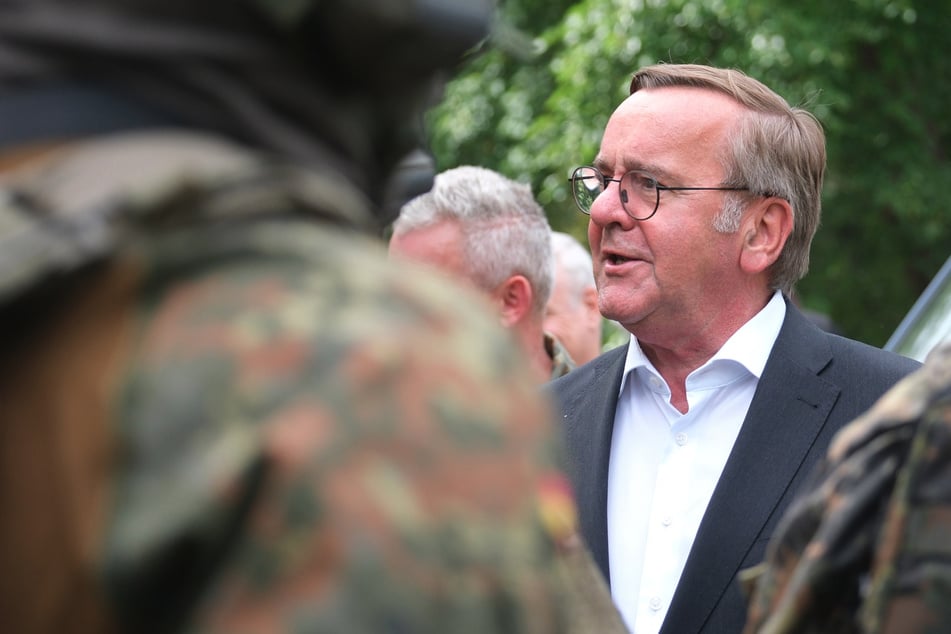 Bundeswehr ermittelt gegen zehn Soldaten: "Wir werden alles tun, um jeden Täter dingfest zu machen"