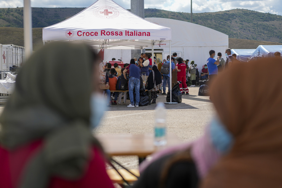 Viele aus Afghanistan geflüchtete Personen landen in Flüchtlingslagern des italienischen Roten Kreuzes. Einige von ihnen versuchen, sich nach Deutschland durchzuschlagen.