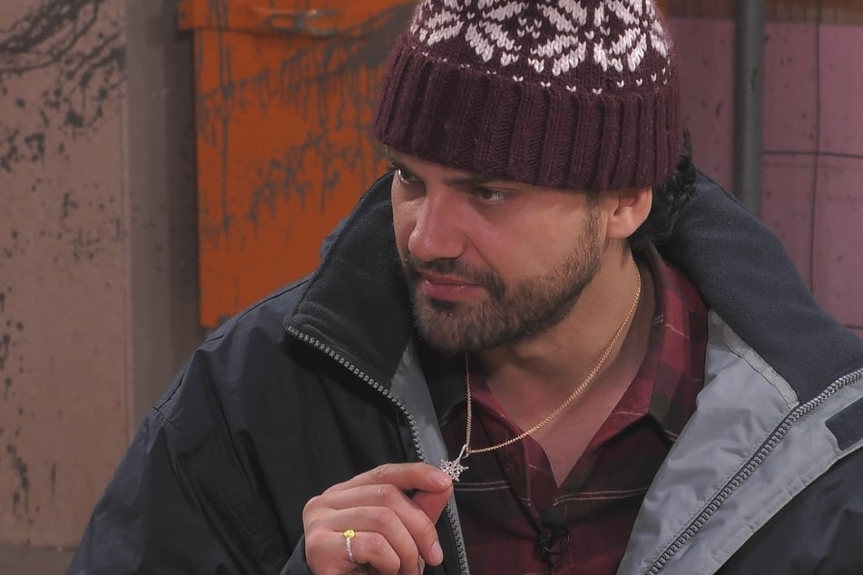 Jimi Blue (33) zeigt seinen Schneeflocken-Anhänger, den sowohl er als auch Ex Yeliz (31) für ihre gemeinsame Tochter Snow (4) tragen.