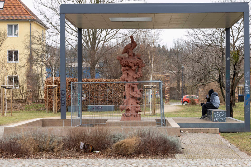 Der Brunnen ist ein Kunstwerk und wurde nicht zum ersten Mal demoliert. Jetzt ist er abgesperrt.