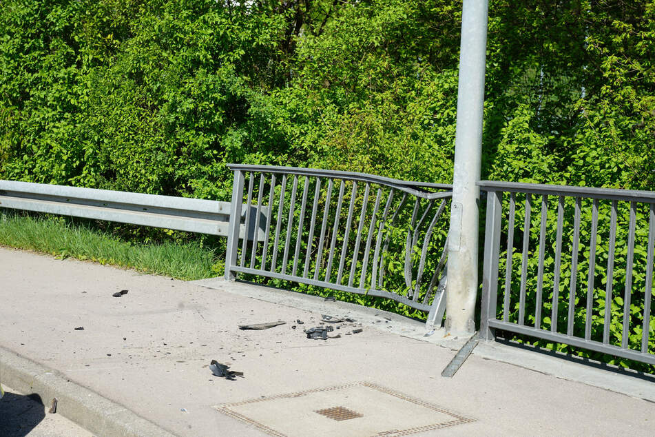 Ein Laternenmast auf der Brücke wurde Zeuge des tödlichen Unfalls.