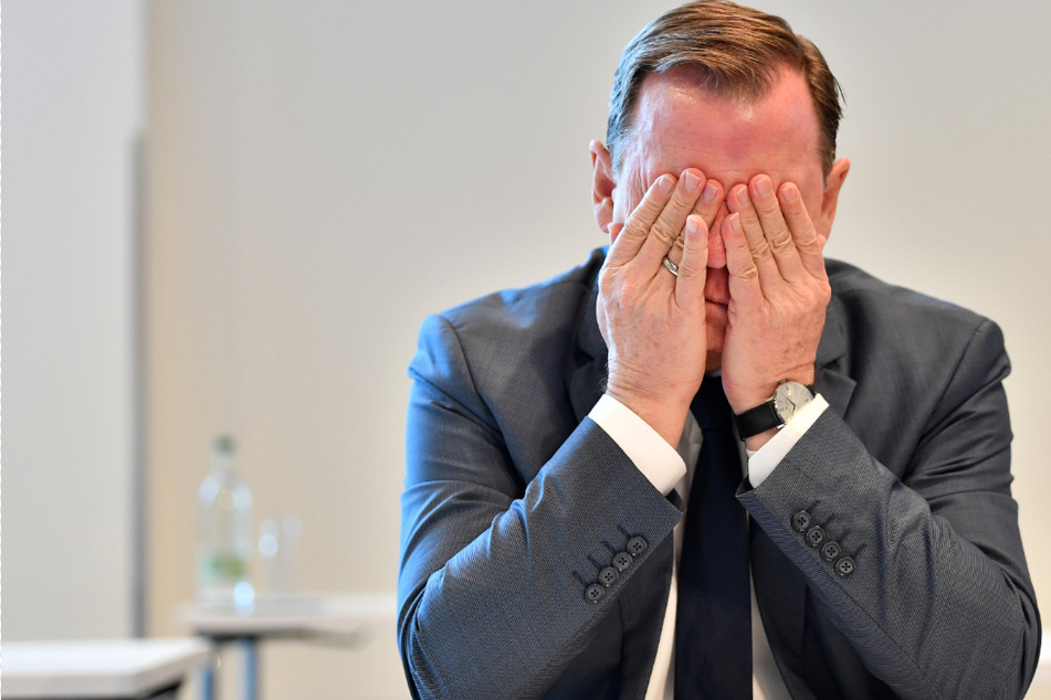 Thüringens Ministerpräsident Bodo Ramelow (64, Linke) hält sich beide Hände vors Gesicht.