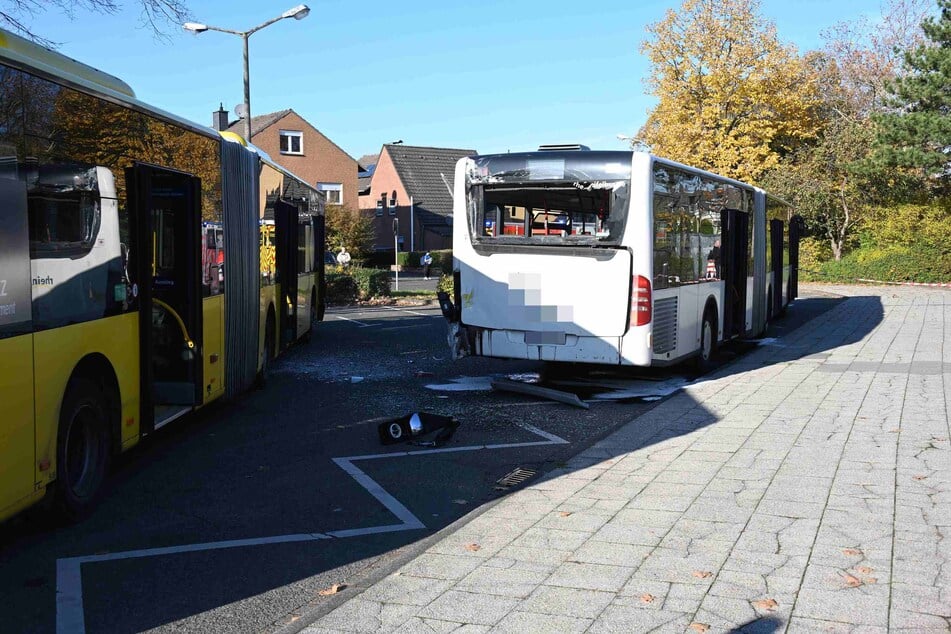 Bei einem Unfall in Pulheim wurden 15 Schüler verletzt.