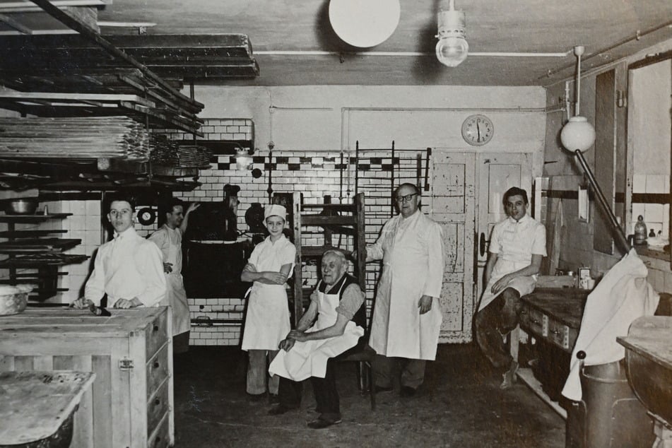 Februar 1956: Heinz Vogel (h.l.) steht am Backofen in der Backstube von Arno Löser.