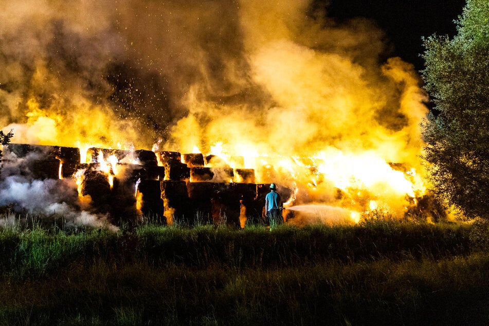Die hohen Flammen erleuchteten den Nachthimmel der brandenburgischen Gemeinde.