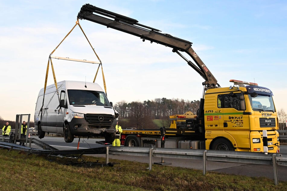 Das Fahrzeug musste abgeschleppt werden.