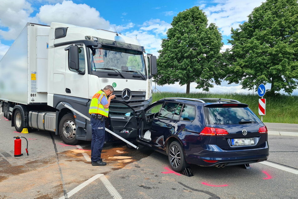 Schwerer Crash in Zwickau: Ein Laster krachte am Dienstag mit einem VW zusammen.
