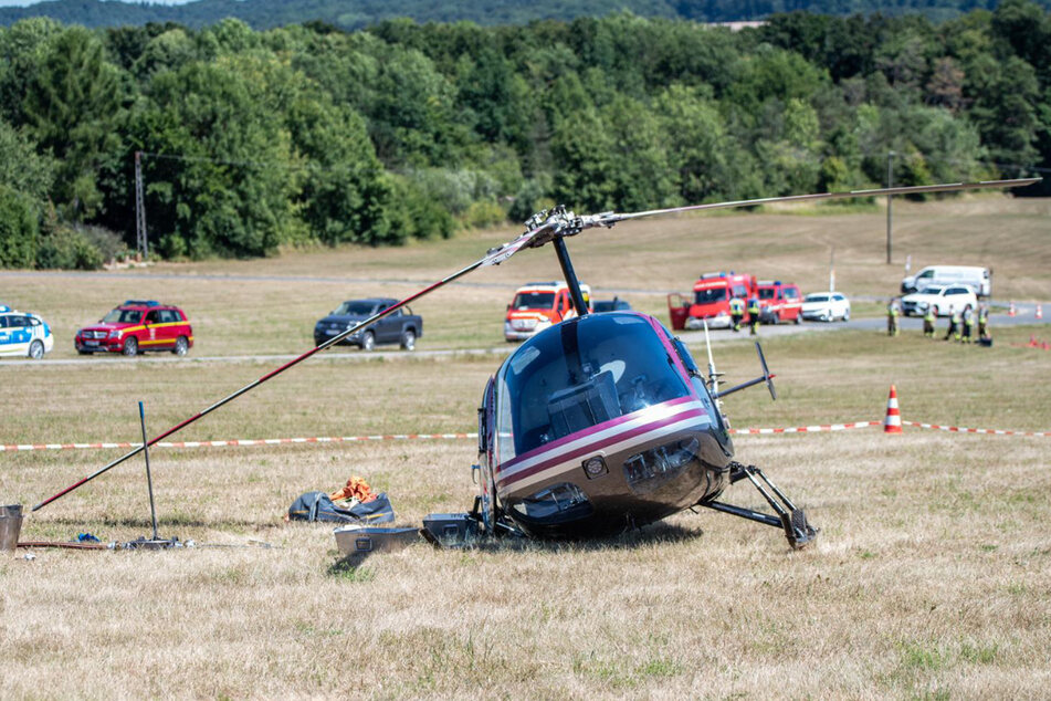 Beim ungeplanten Landen brach eine Kufe des Hubschraubers ab. Der Pilot wurde durch den Vorfall nicht verletzt.