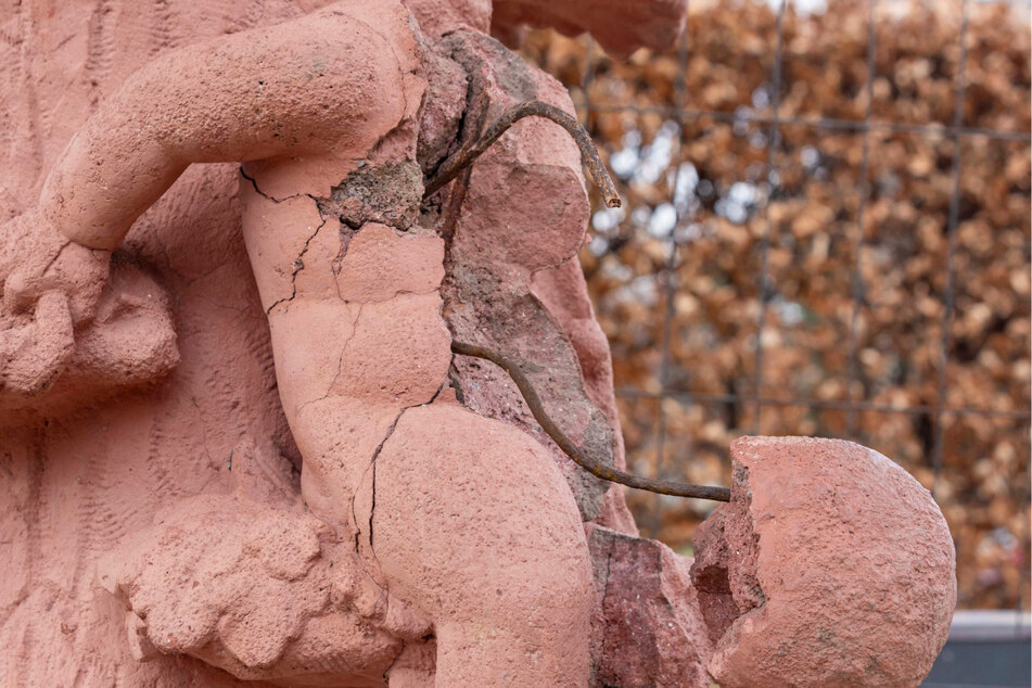 Eines der "Kinder" am Brunnen wurde zerschlagen und am Sockel wurde rumgeschmiert.