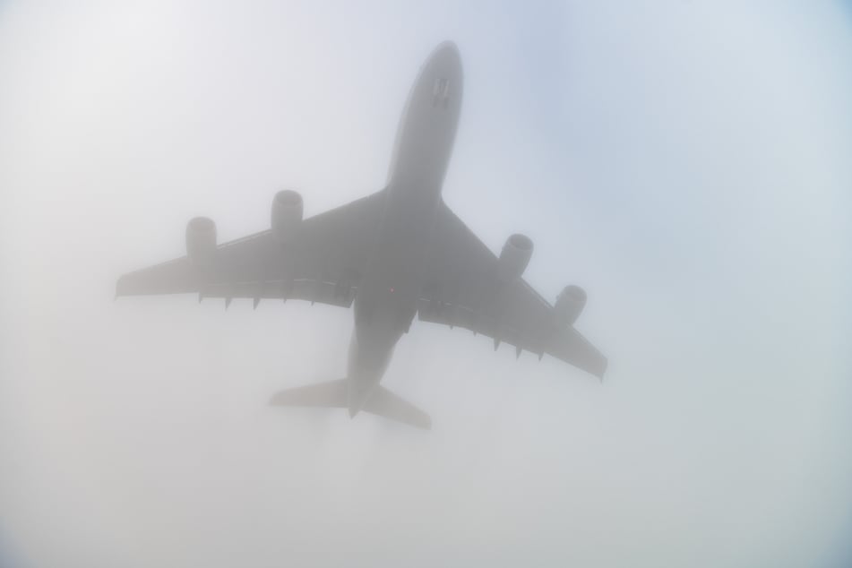Die Wetterlage machte es schwierig, einen Blick auf den Flieger zu erhaschen.