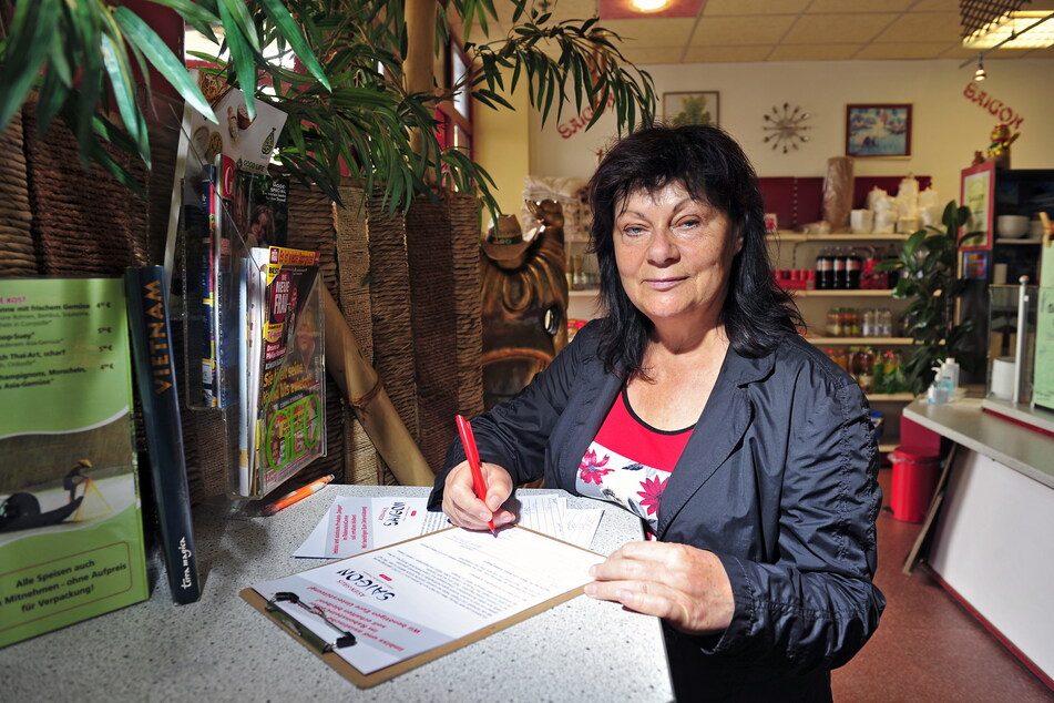Kundin Rose-Marie Bonitz (60) setzt gerne ihre Signatur unter die Unterschriften-Aktion.