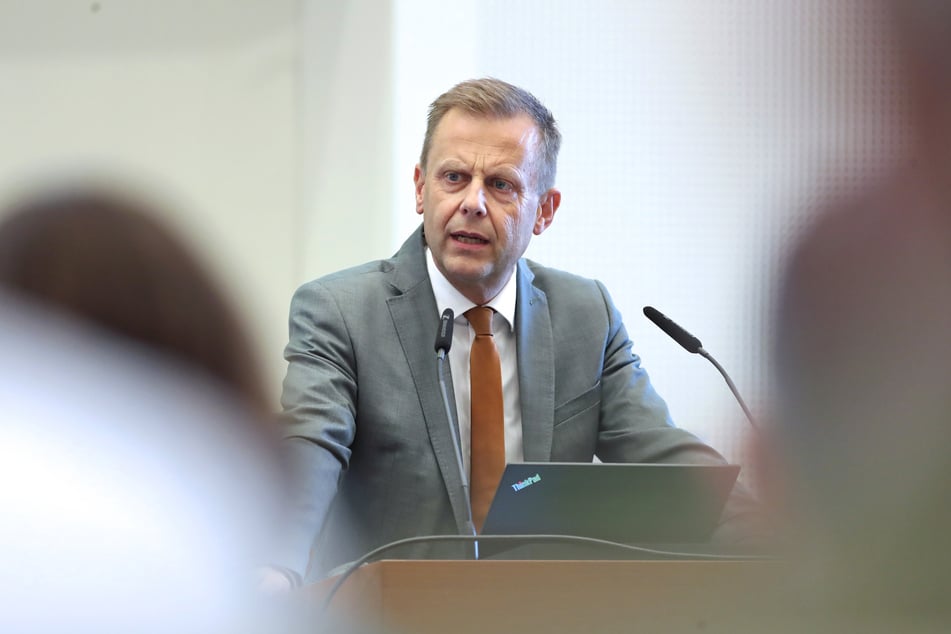Finanzbürgermeister Torsten Bonew (55, CDU) stimmte die Stadträte bei der Ratsversammlung auf die schwierigen Zeiten ein.