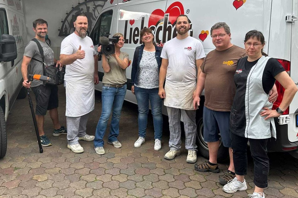 Ein Kamerateam des ZDF begleitete den Bäcker (2.v.l.) auf seinem Arbeitsweg.