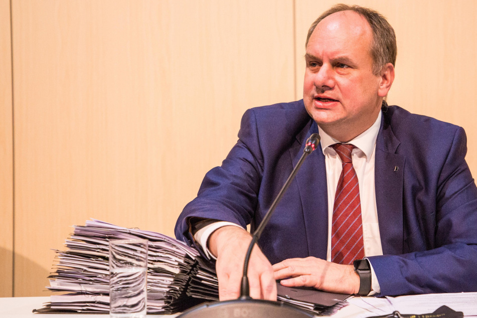 OB Dirk Hilbert (49, FDP) will zwei weitere Einkaufssonntage ermöglichen.