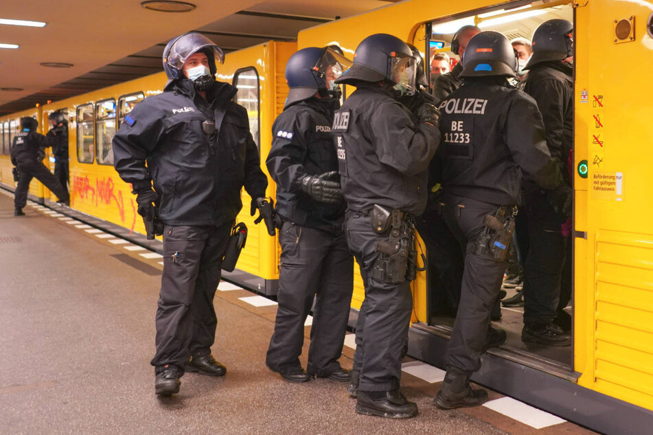 Die Polizei räumte die Bahnhöfe Moritzplatz und Kottbusser Tor und stellte sicher, dass sich keine weiteren Personen im Gleisbett aufhielten (Symbolfoto)