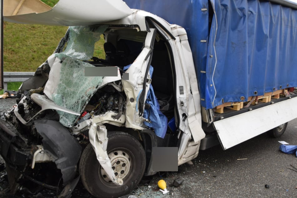 Unfall A6: Schlimmer Unfall auf A6: Klein-Transporter kracht am Stauende in Lastwagen