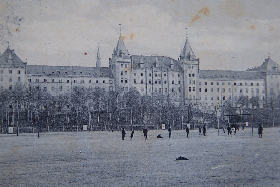 Die gleiche Blickrichtung: Früher überragte die alte Schützenkaserne (1945 zerstört, später abgerissen) den Bolzplatz.