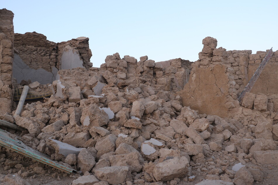 Wohnhäusern liegen nach Erdbeben in der Provinz Herat in Trümmern.