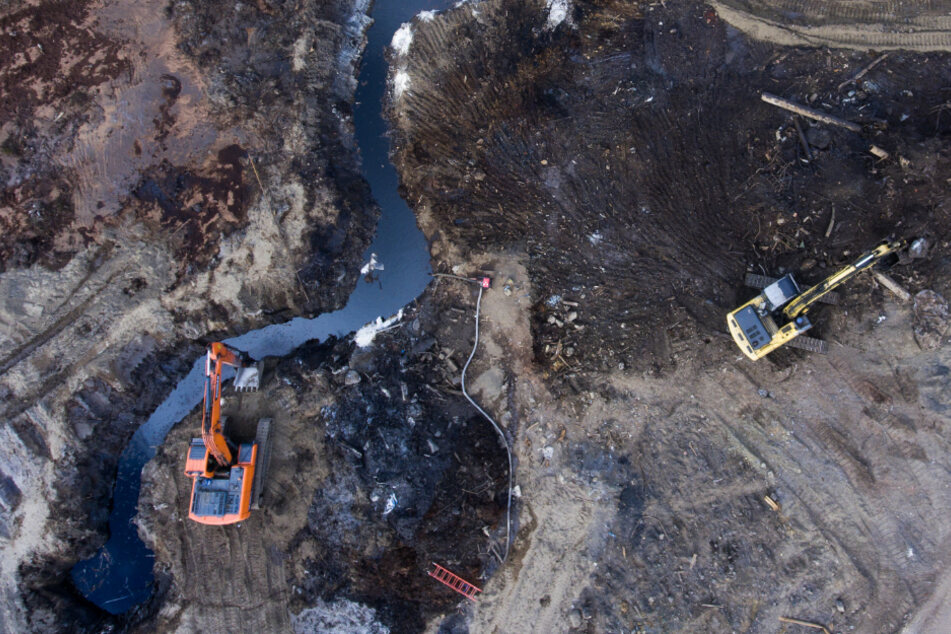 Norilsk: Einsatzkräfte versuchen mit Baggern die Ausbreitung eines Ölteppichs zu verhindern. Am 29. Mai 2020 stürzte das Treibstofflager des Heizkraftwerks ein, 21.000 Tonnen Dieselöl flossen aus. Rund 15.000 Tonnen sollen in die Gewässer geraten sein.