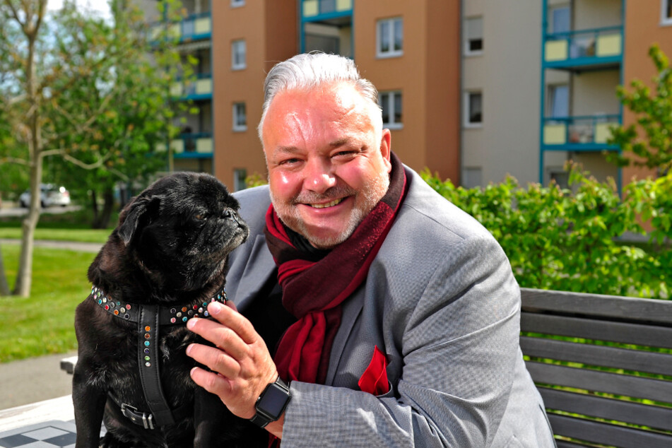 Thomas Feuerhack (52) geht mit seinem Mops John-Paul (10) gern durch den Wohnpark Eislebener Straße. Mopsfidel wird das treue Tier, wenn es im Adelsberger Wald spazieren kann.