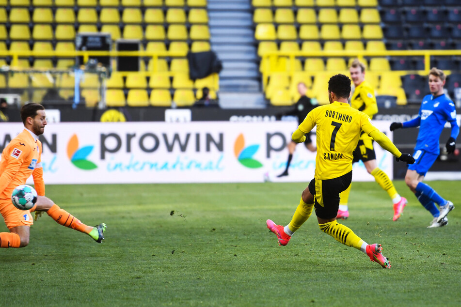 Die Führung! Jadon Sancho (2.v.l.) überwindet TSG-Keeper Oliver Baumann (l.) und trifft zum 1:0 für den BVB.
