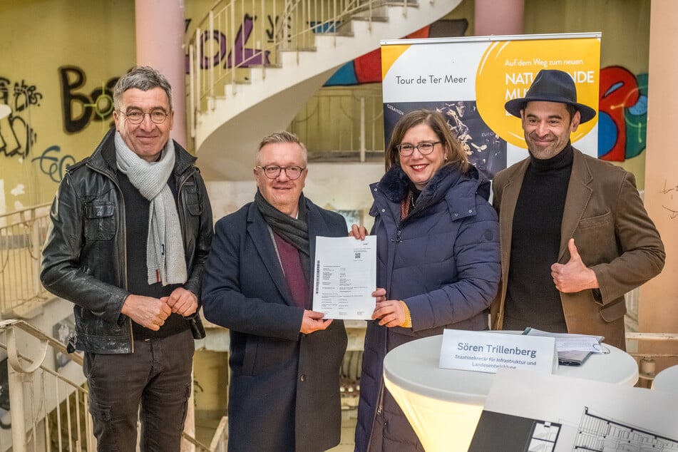 V.l.n.r.: Baubürgermeister Thomas Dienberg (63, Grüne), Staatssekretär Sören Trillenberg (48), Kulturbürgermeisterin Dr. Skadi Jennicke (47) und Museumsdirektor Prof. Dr. Ronny Maik Leder (48) freuten sich über das Fördergeld.