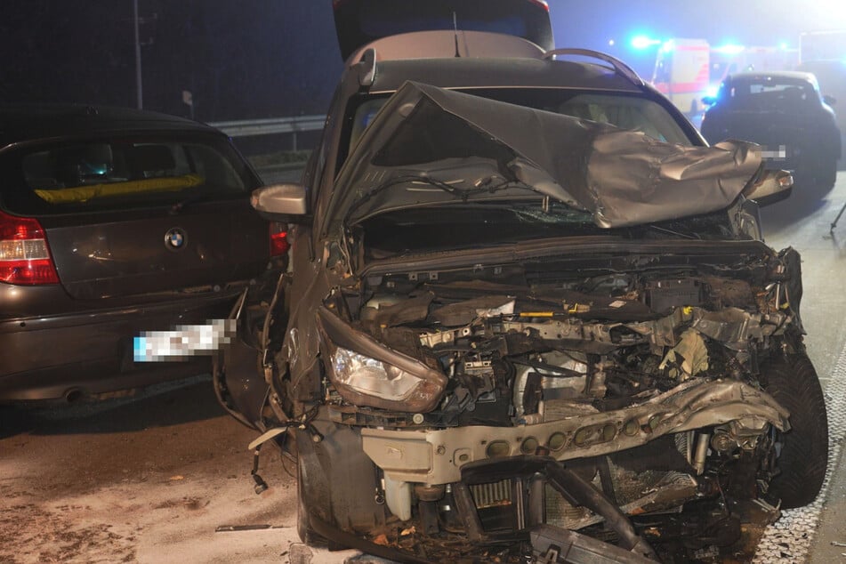 Unfall A1: Massenkarambolage mit sechs Fahrzeugen: Glatteis auf der A1
