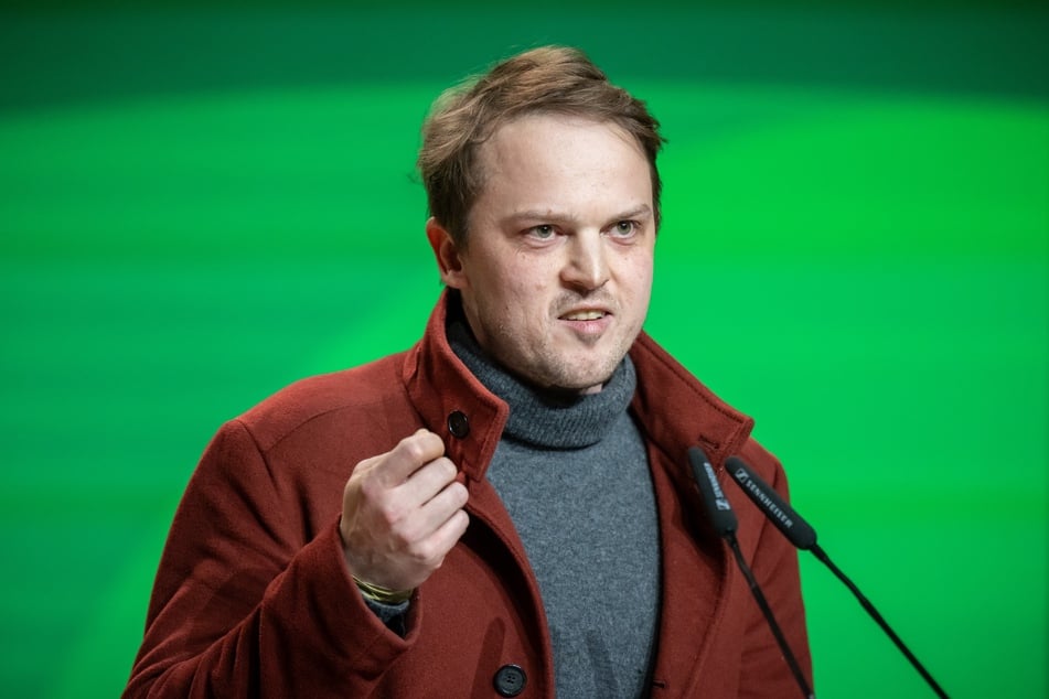 Erik Marquardt (38) spricht bei der Bundesdelegiertenkonferenz der Grünen in der Debatte zur Migration. (Archivbild)