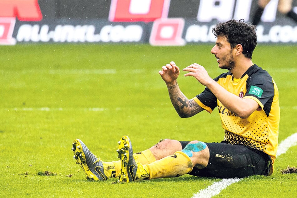 Philipp Hosiner hadert nach einer vergebenen Chance mit sich und der Fußballwelt.