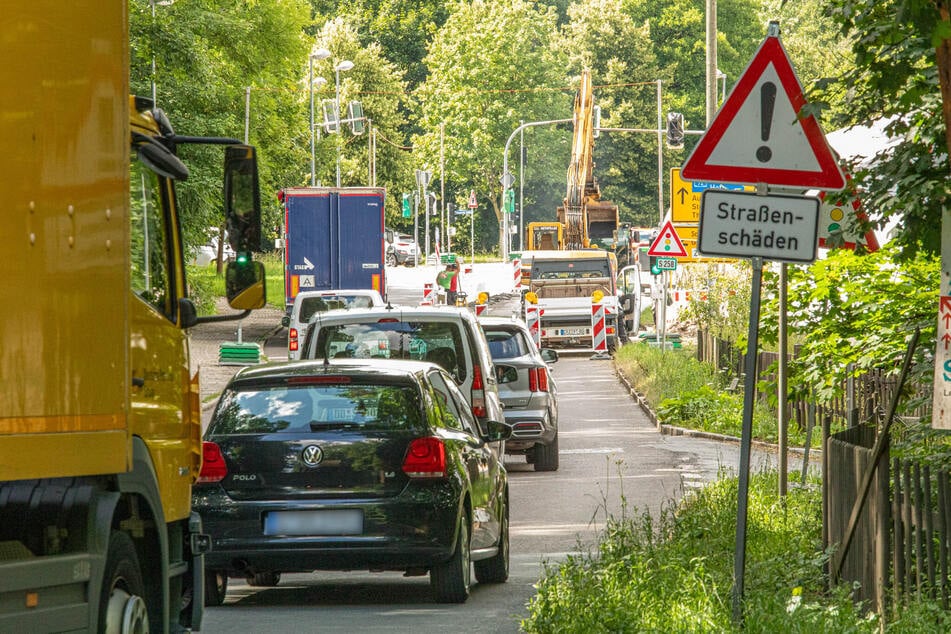 Die S 258 ist in Zwönitz schon seit Ende Juni Staufalle, wegen Arbeiten an einer Gasleitung steht dort eine Baustellenampel.