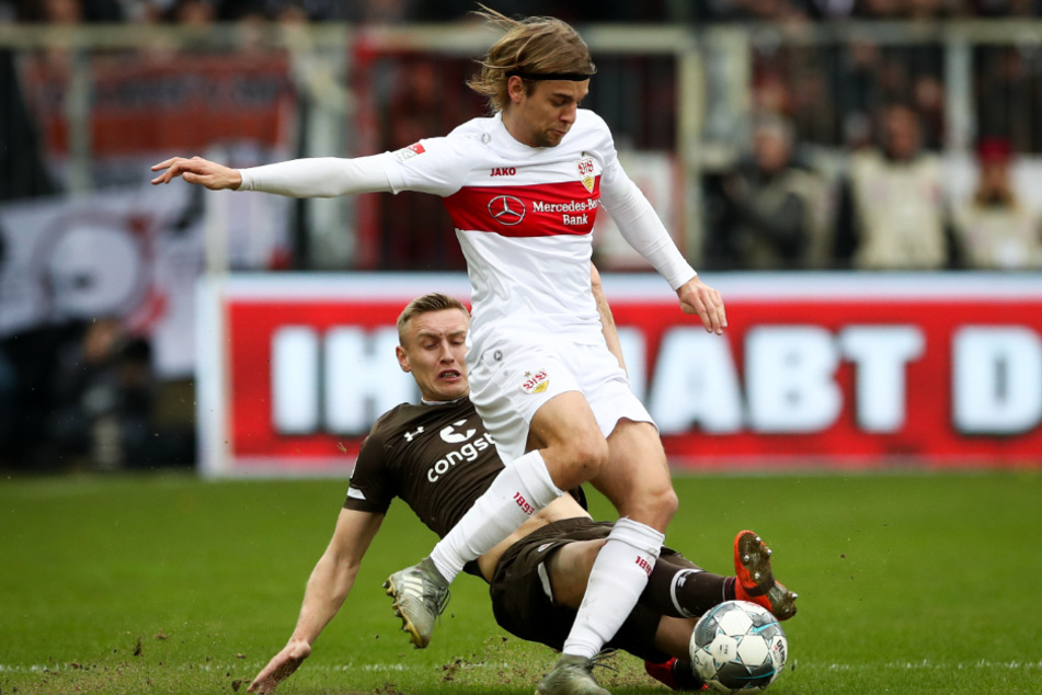 In der Partie beim FC St. Pauli: Borna Sosa für den VfB Stuttgart am Ball.