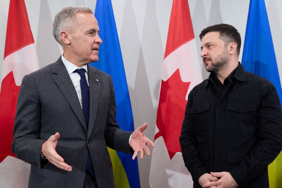 Canadian Prime Minister Mark Carney (l.) met with Ukrainian President Volodymyr Zelensky on Saturday after Russia's latest attack on Kyiv.