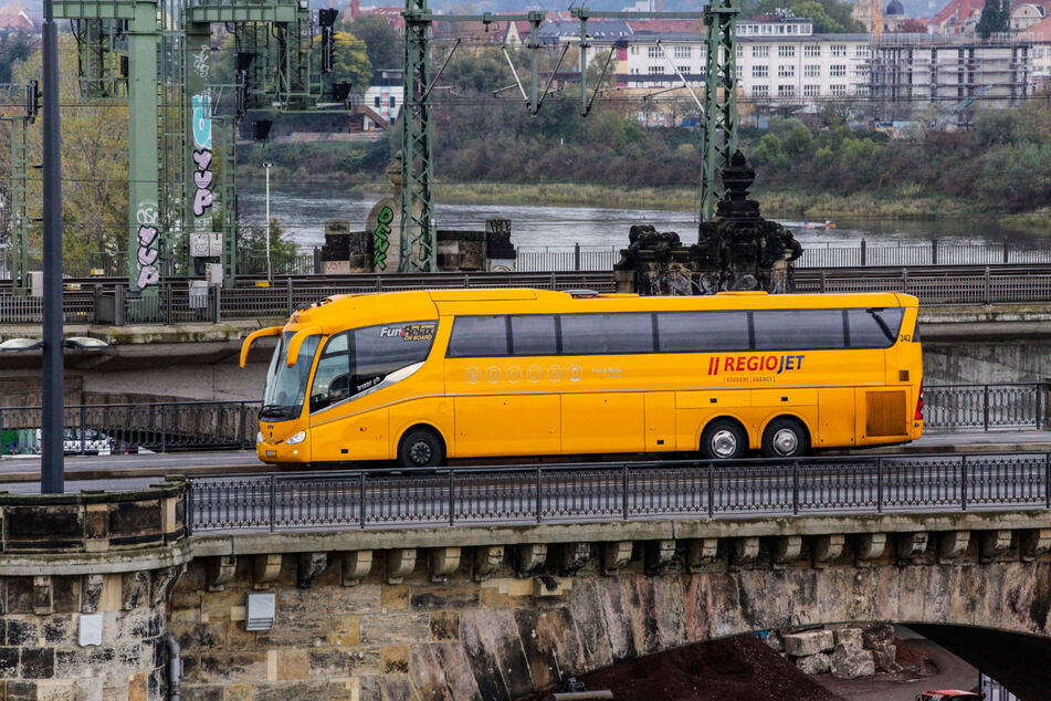 Bislang steuert "RegioJet" die sächsische Landeshauptstadt nur mit gelben Bussen an. Das könnte sich künftig ändern.