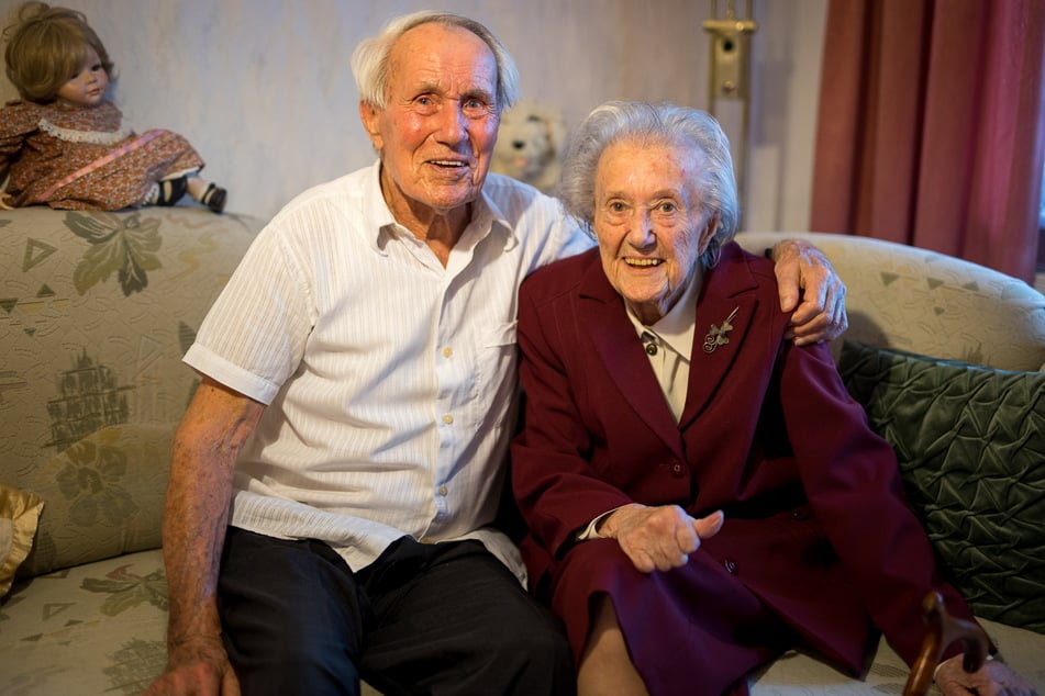 Ewige Liebe: Eva und Harry Wittig feierten ihren 75. Hochzeitstag, die Kronjuwelenhochzeit. Beide werden in diesem Jahr 98 Jahre alt und haben noch einiges vor.