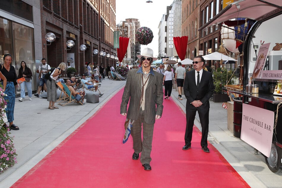 Zum Verwechseln ähnlich: Ein Johnny-Depp-Double flanierte am Samstag durch die Hamburger Innenstadt.