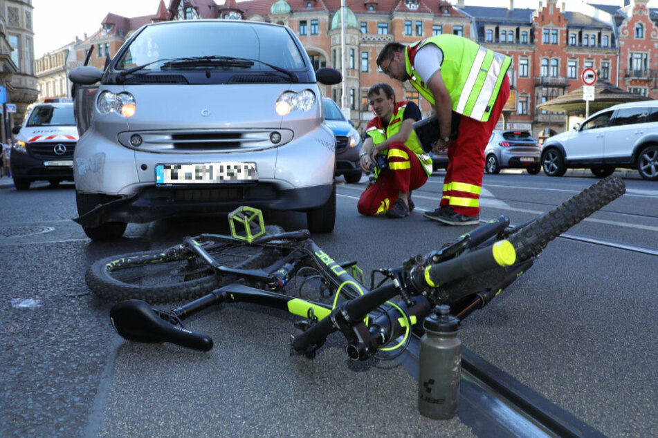 Schillerplatz: Auto schleift Radfahrerin meterweit mit und verletzt sie schwer