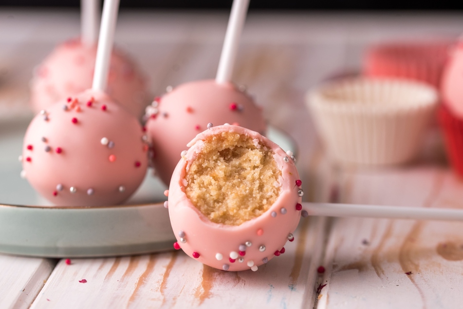 Klein, rund und süß - Cake Pops sind einfach zum Anbeißen.
