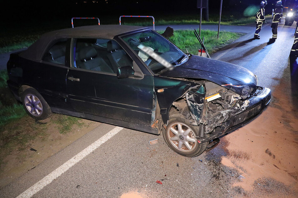 Der Golf-Fahrer wurde infolge des Unfalls leicht verletzt. Die Front seines Wagens wurde schwer beschädigt.