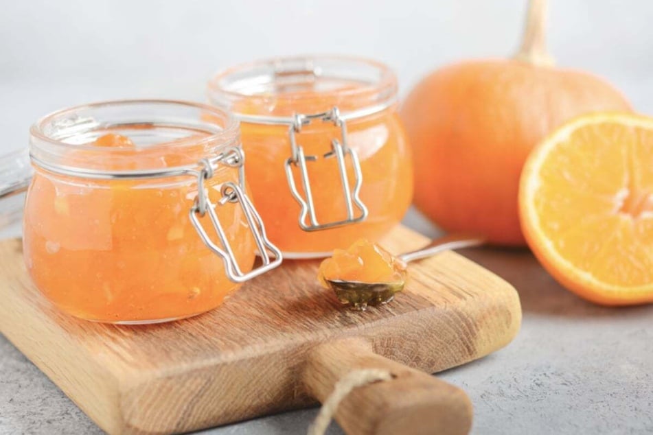 Kürbismarmelade mit Orangensaft schmeckt pur auf der Brotscheibe oder in Kombination mit Käse besonders gut.