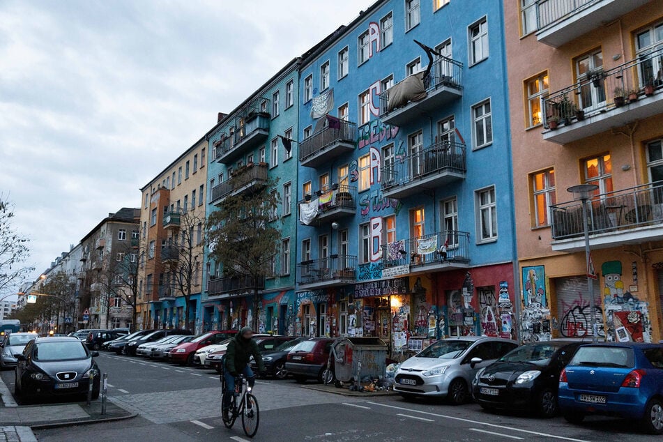 In der Rigaer Straße steht ein zum Teil von Linksextremisten besetztes Haus.